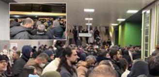Karın etkili olduğu İstanbul'da metro istasyonunda insan seli oluştu
