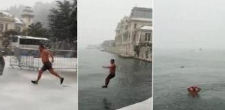 Kar yağışına aldırış etmedi: -6 derecede deniz keyfi