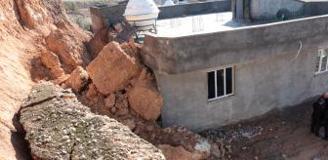 Şırnak'ta heyelan korkuttu: Dev kayalar evin üzerine düştü, aile son anda kurtuldu