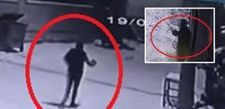 Mahalleye inen kurtları elindeki çaydanlıkla kovaladı