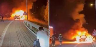 Seyir halindeki otomobil alev topuna döndü: Aracının yanışını çaresizce izledi