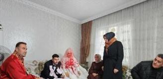 Kar engel olamadı: Nikah salonuna gidemeyen çiftin imzası evde atıldı