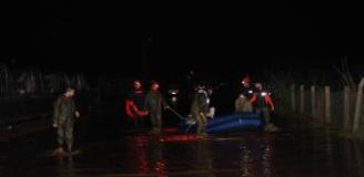 Sağanak yağış afet getirdi! Mahsur kalanlar botla kurtarıldı