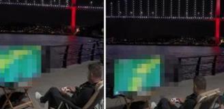 Köprü ve boğaz manzarasına karşı konsol oynadı