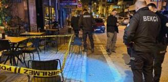 Birlikte kafede oturduğu arkadaşını silahla vurduktan sonra kayıplara karıştı