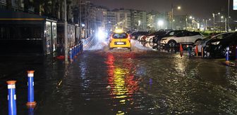 İzmir'de sağanak; cadde ve sokaklar göle döndü