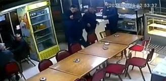 Kütahya'da çay evinde bıçaklı saldırı anı kamerada: 1 ağır yaralı