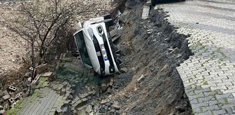 Üsküdar'da yol çöktü, otomobil çukura düştü