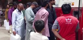 Savaş Pakistan'ı vurdu, haberi alan akaryakıt istasyonlarına koştu