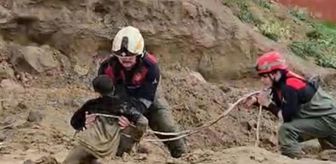 İzmir'de oyun oynarken çamura saplanan iki çocuk kurtarıldı