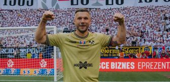 40 yaşındaki Podolski, Gornik Zabrze ile 54 yıl sonra bir ilki yaşayarak futbola veda etti