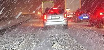Afyonkarahisar'da kar esareti! Yollar kapandı, bakanlık uyardı