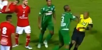 Kırmızı görünce çıldırdı, hakemi dövmeye kalktı! Tepkiler çığ gibi