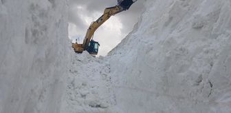 Haziran ayına günler kala 6 metre kar var! İş makinesi içinde kayboldu