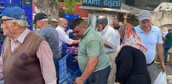 Halde alıcı bulamadığı 4 ton domatesi vatandaşlara ücretsiz dağıttı