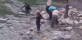 Bitlis'te dereye giren 3 kardeşten biri hayatını kaybetti, birini babası kurtardı, diğeri ise kayıp