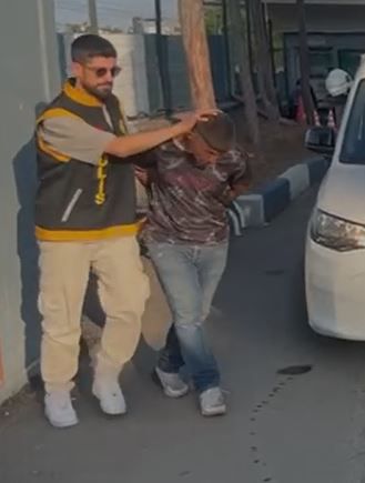 Kırmızı ışıkta duran kamyondan karpuz çaldı