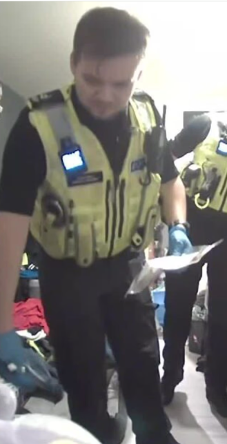 Polis, arama yaptığı evde ev sahibi kadının iç çamaşırlarını çaldı