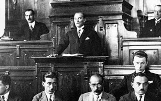 Atatürk için bir şarkı: Kâr-ı Cumhuriyet