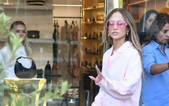 Jennifer Lopez sessizce kapıdan döndü, bizimkiler hala VIP girişte çıldırıyor