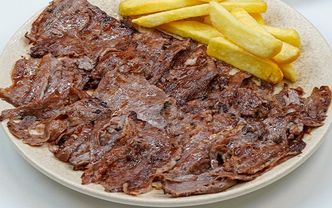 “Dönerin Büyük Savaşı: Kıyma mı, Yaprak mı Daha Lezzetli? İstanbul’un En İyi Döner Durakları”