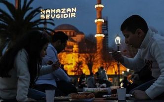Hak yemek oruç bozar mı?