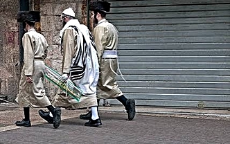 Ruhi Çenet'in Belgeseli Bize Kimi Gösteriyor?