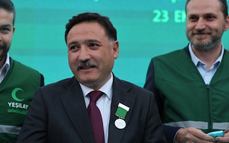 BİR MADALYADAN FAZLASI… VALİ GÖKMEN ÇİÇEK ANALARIN DUASINDA!
