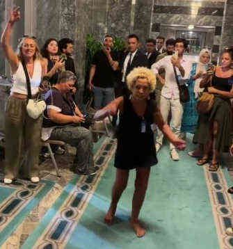 Tartışmalı yasa teklifi Meclis koridorlarını da karıştırdı! Protesto gösterisi düzenlediler