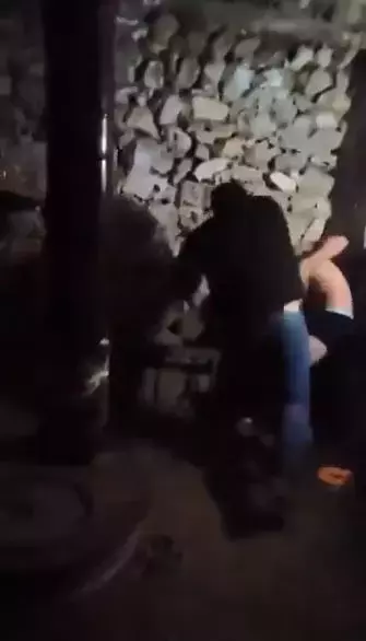 Çocuğu iç çamaşırına kadar soyup ahırda işkence etti