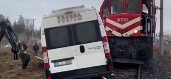 Kırklareli'nde yük treni işçi servisine çarptı: 2 yaralı var