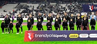 Dolmabahçe'de maç sonu olay çıktı: Beşiktaş tribünlerinin sabrı taştı