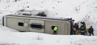 Erzincan'da yolcu otobüsü şarampole yuvarlandı