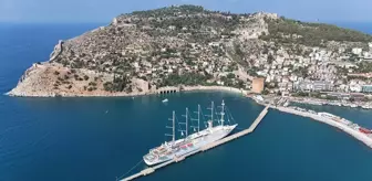 Dünyanın En Büyük Yelkenli Yolcu Gemisi Alanya Limanı'na Demirledi