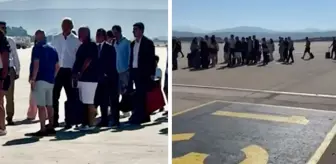 Bakan Ersoy, vatandaşlarla uçak sırası bekledi! İşte o anlar