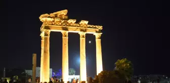 Turistler Apollon Tapınağı'nda Kanlı Ay Tutulmasını İzledi
