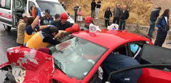 Nevşehir'de Turistleri Taşıyan Minibüs ile Otomobil Kafa Kafaya Çarpıştı