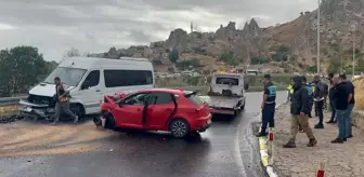 Nevşehir'de Turistleri Taşıyan Minibüs ile Otomobil Çarpıştı: 6 Yaralı