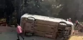Edremit'te Tur Minibüsü Devrildi: 13 Yaralı