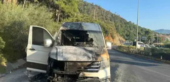 Marmaris'te Turist Taşıyan Minibüs Alev Aldı