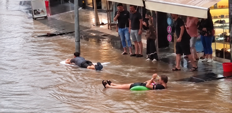 Turizm cennetinden sağanak manzaraları: Caddeler nehre dönüştü, turistler sel sularında yüzdü