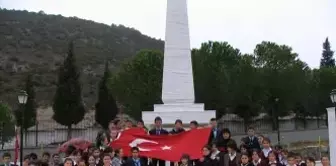 Akhisar'da Öğrenciler, Şehitliği Ziyaret Ederek Dua Ettiler