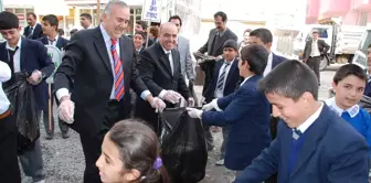 Iğdır'da, İlköğretim Okulu Öğrencileri ve Protokol Üyeleri Temiz Çevre İçin Çöp Topladı