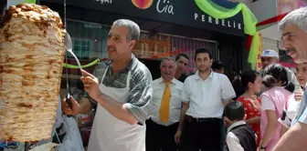 Malatyalı Esnaf, İşyerinin Kuruluş Yıldönümünde Bedava Döner Dağıttı