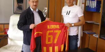 Kayserispor'lu Mehmet Eren Boyraz, Belediye Başkanına Formasını Hediye Etti