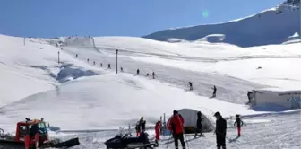 Hakkari'de 2 Bin 600 Rakımlı Yaylada Kayak Keyfi