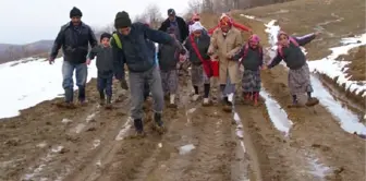 'Yol Bozuk' Diyerek Çocukları Okula Göndermiyorlar