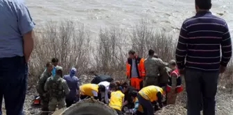 Otomobil Murat Nehri'ne Uçtu: 3 Ölü, 2 Yaralı