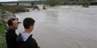 Köprü Faciasında 8 Kişi Hala Kayıp, Bulunan Son Kurbanın Cenazesi Toprağa Verildi