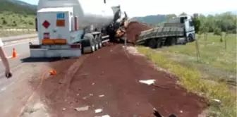 Oksijen Yüklü Tanker, Arızalanarak Yolda Duran Tır'a Çarptı